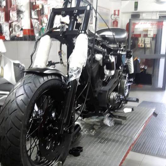 Moto custom in lavorazione