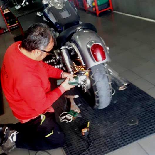 Lavorazione in officina Fonzy Moto