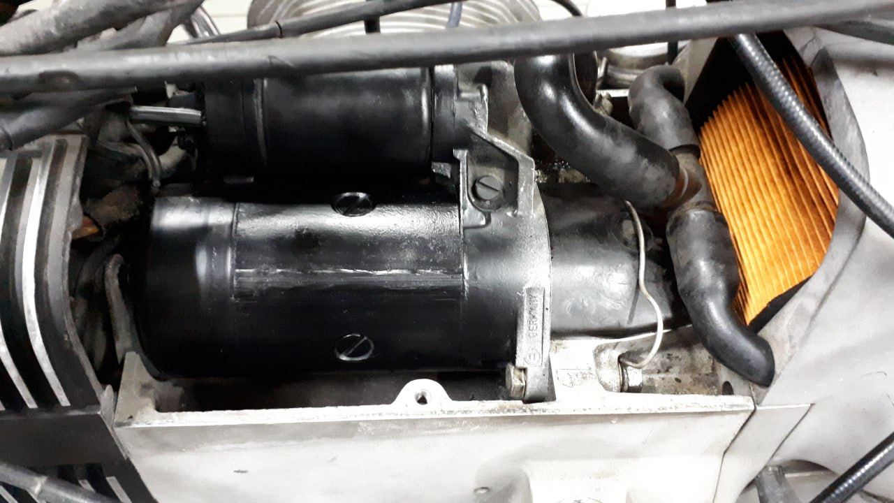 Dettaglio del motorino di avviamento e dei condotti prima della pulizia