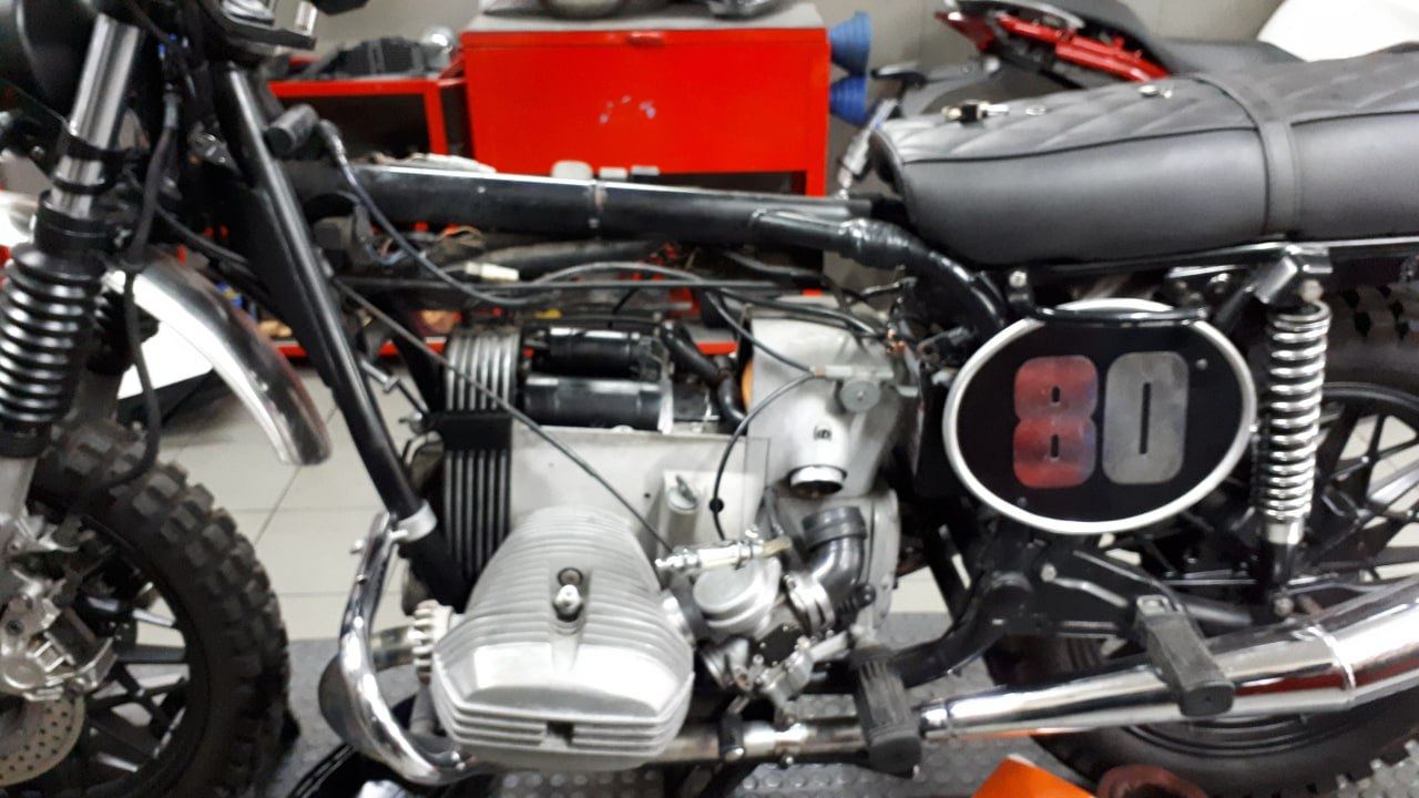Moto scrambler con tabella portanumero e motore a vista