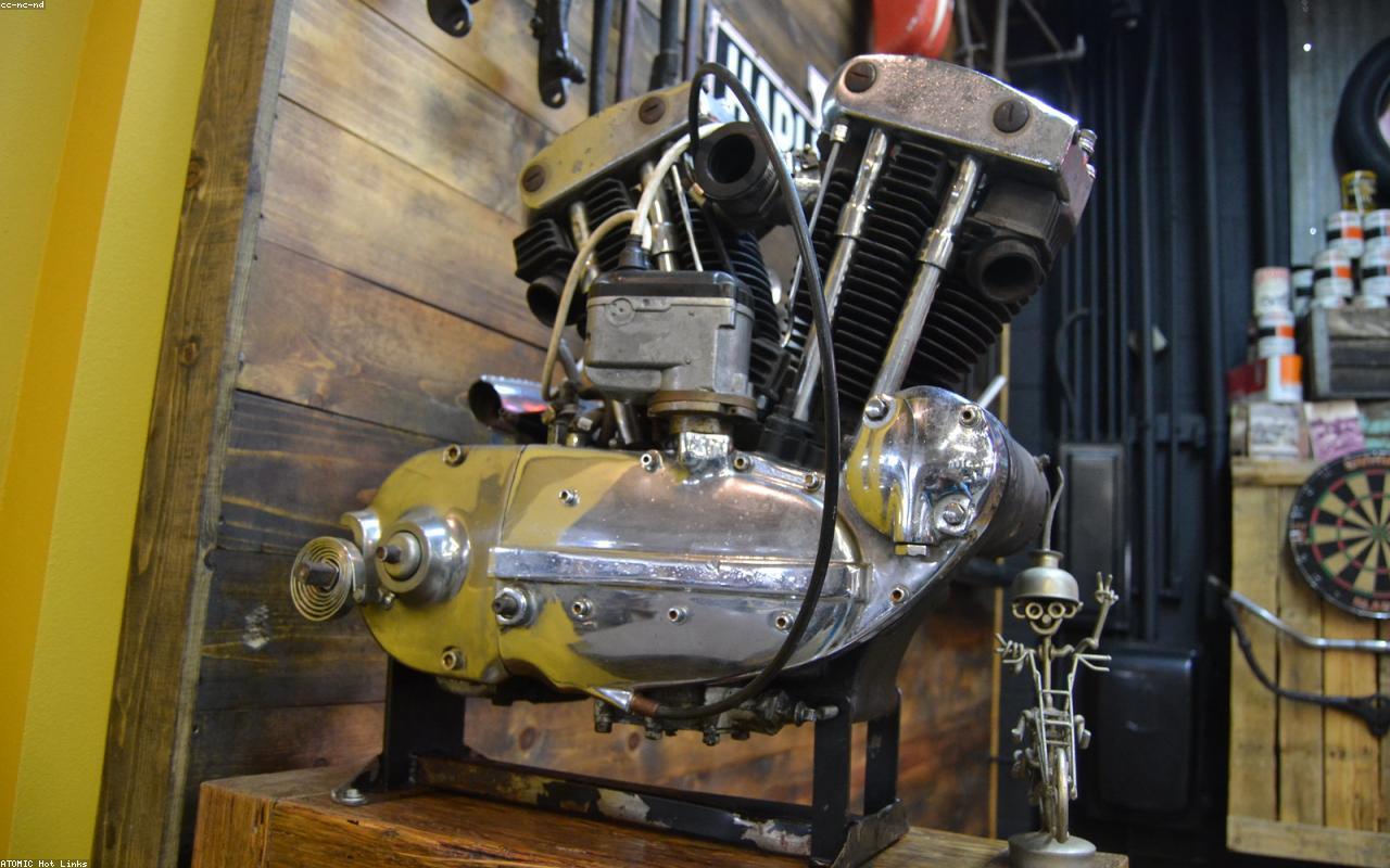 Motore e componenti esposti in officina